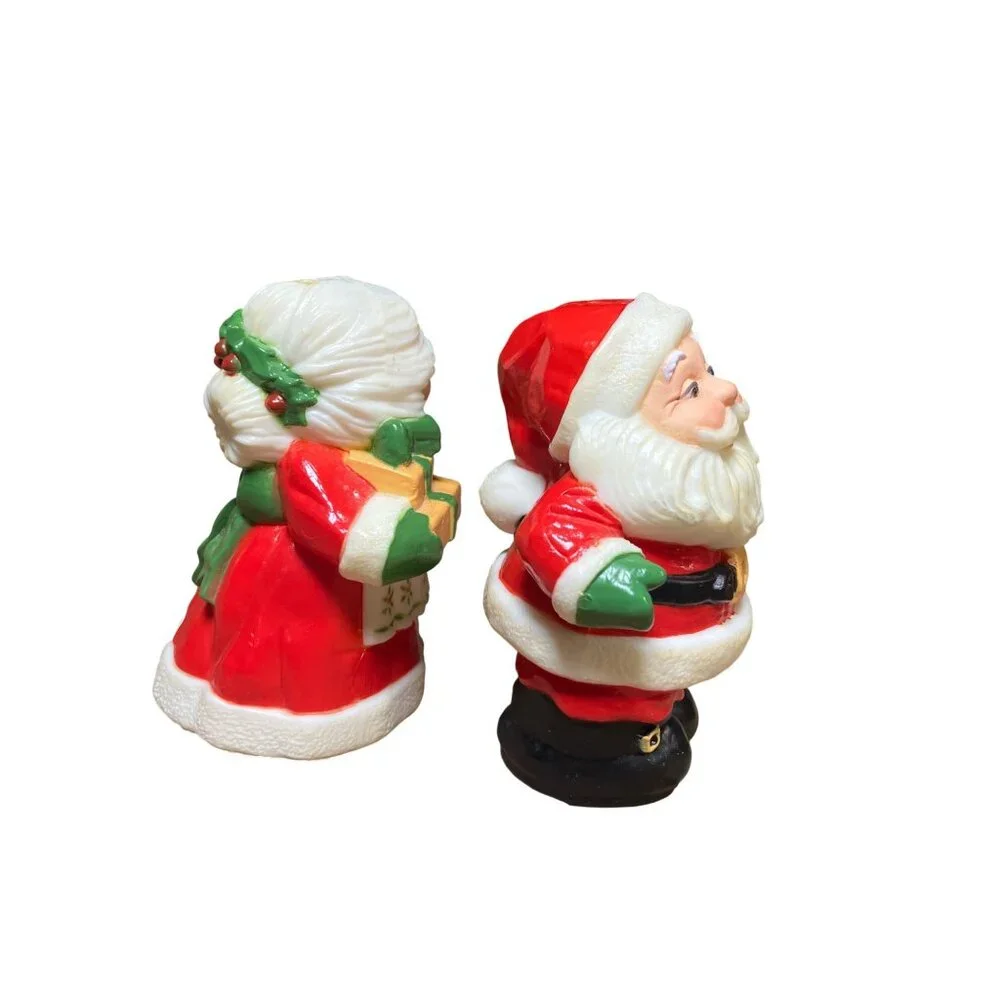 Hallmark Santa & Mrs. Claus Plastic Salt & Pepper Shakers Christmas Decor Vintag